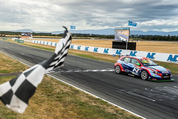 Tasmania TCR: Sweeny storms to Race 1 win
