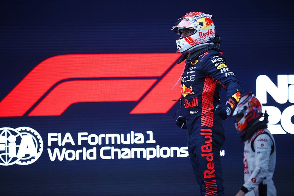 Max Verstappen, Red Bull Racing, 1ª posición, celebra su llegada al Parc Ferme
