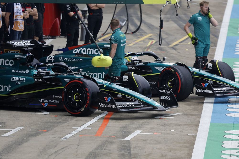 Lance Stroll, Aston Martin AMR23, Fernando Alonso, Aston Martin AMR23, fora da garagem