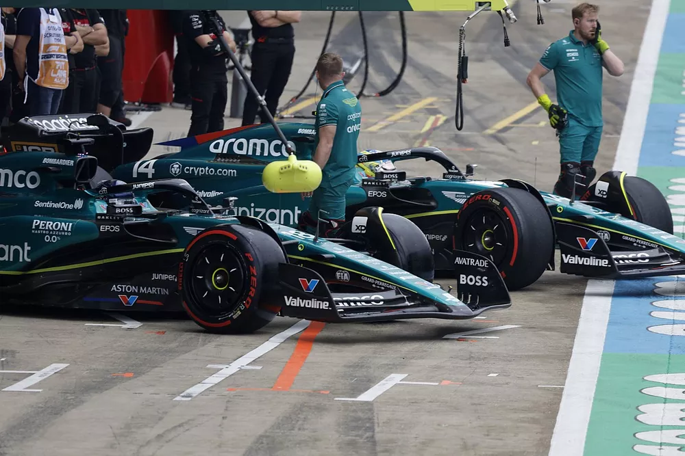 Lance Stroll, Aston Martin AMR23, Fernando Alonso, Aston Martin AMR23, fora da garagem