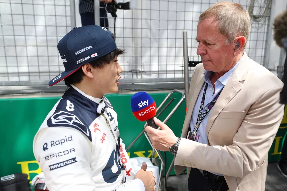 Yuki Tsunoda, AlphaTauri talks with Martin Brundle on the grid