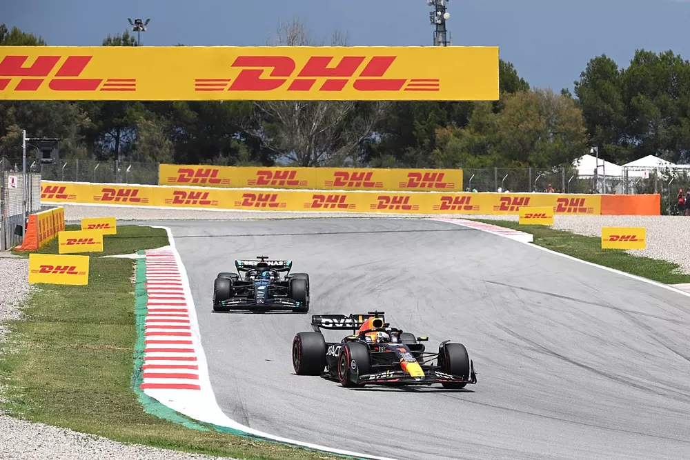 Max Verstappen, Red Bull Racing RB19, George Russell, Mercedes F1 W14