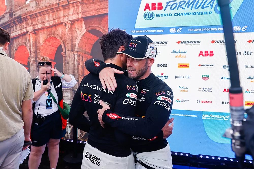 El hombre de la pole Mitch Evans, de Jaguar Racing, y Sam Bird, de Jaguar Racing, se felicitan tras la clasificaci&oacute;n