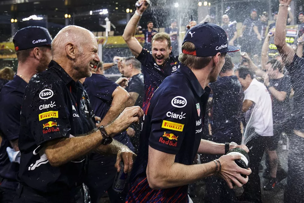 Le vainqueur et Champion du monde Max Verstappen, Red Bull Racing, et Adrian Newey, chief technical officer, Red Bull Racing, f&ecirc;tent avec leur &eacute;quipe