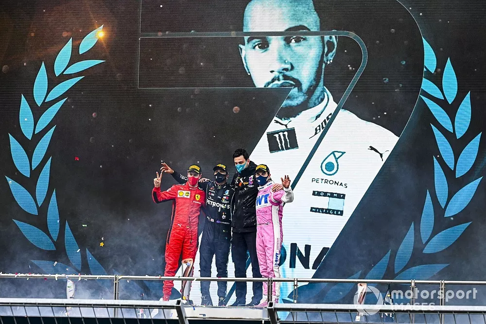 Podio: ganador y campe&oacute;n del mundo Lewis Hamilton, Mercedes-AMG F1 con Toto Wolff, Director Ejecutivo Mercedes AMG, segundo lugar Sergio P&eacute;rez, Racing Point, y tercer lugar Sebasti&aacute;n Vettel, Ferrari