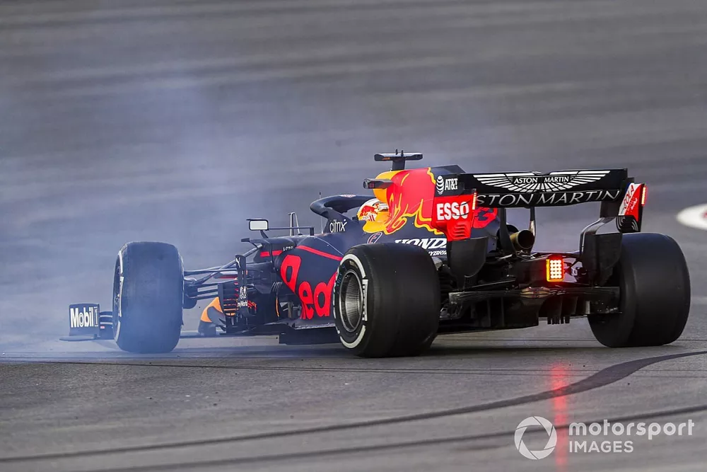 Max Verstappen, Red Bull Racing RB16, fait un t&ecirc;te &agrave; queue