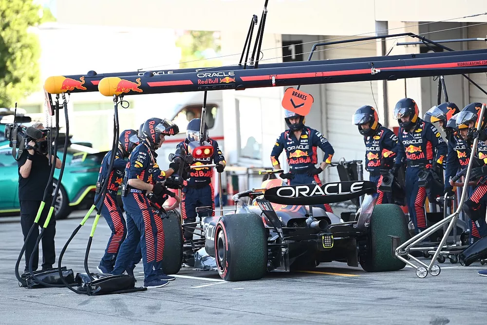 Sergio Perez, Red Bull Racing RB19, dans les stands