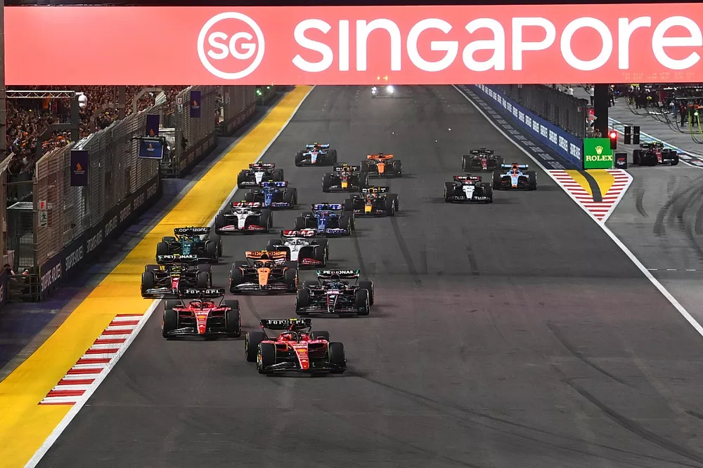Carlos Sainz, Ferrari SF-23, Charles Leclerc, Ferrari SF-23, George Russell, Mercedes F1 W14, Lando Norris, McLaren MCL60, Lewis Hamilton, Mercedes F1 W14, the rest of the field at the start