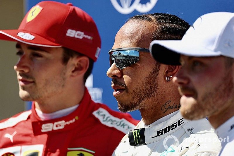 Los tres primeros clasificados, Charles Leclerc, Ferrari, Lewis Hamilton, Mercedes AMG F1, y Valtteri Bottas, Mercedes AMG F1.