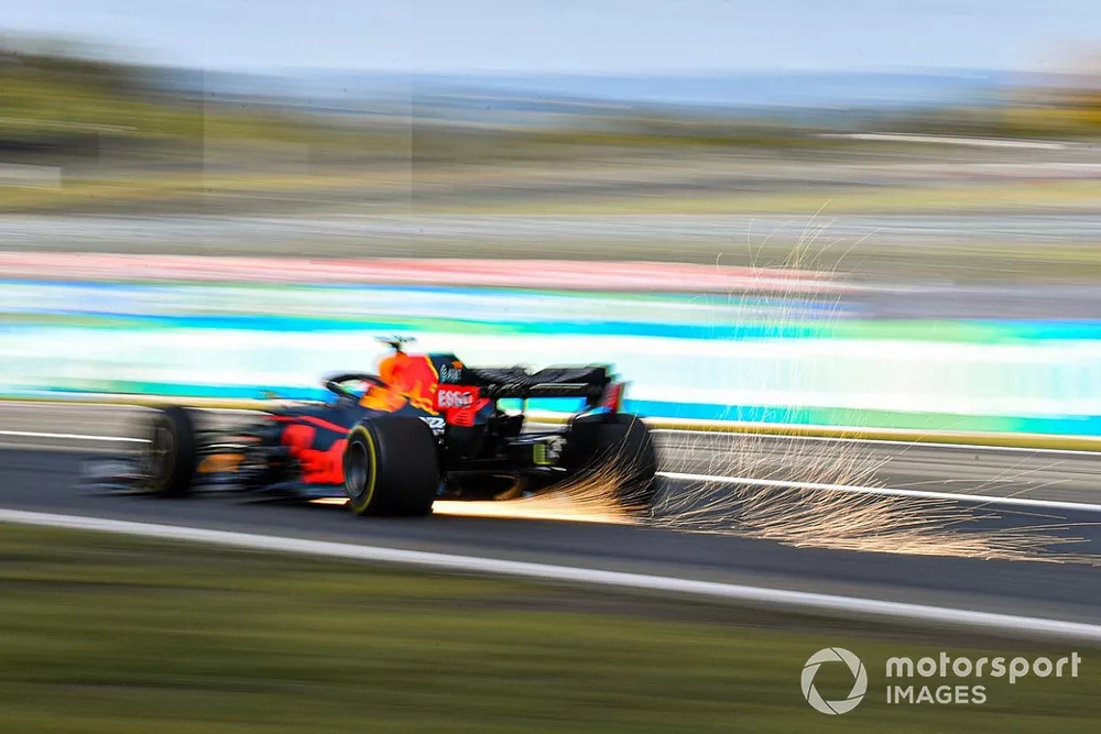 Alex Albon, Red Bull Racing RB16, expulse des &eacute;tincelles