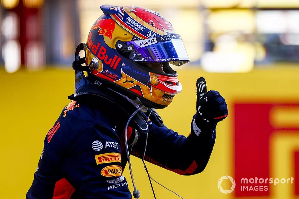 Alex Albon, Red Bull Racing, 3&egrave;me position, f&ecirc;te en arrivant dans le parc ferm&eacute;