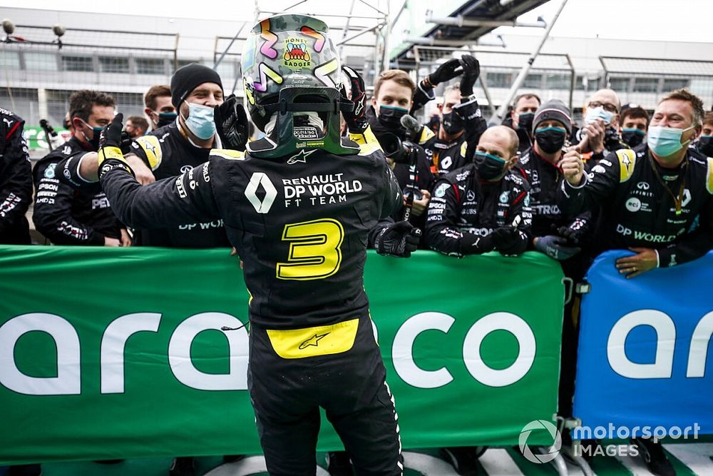 Daniel Ricciardo, Renault F1, 3&ordf; posici&oacute;n, celebra con su equipo en Parc Ferme