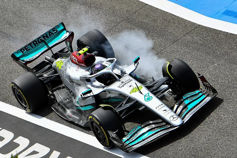 Lewis Hamilton, Mercedes W13, locks up

