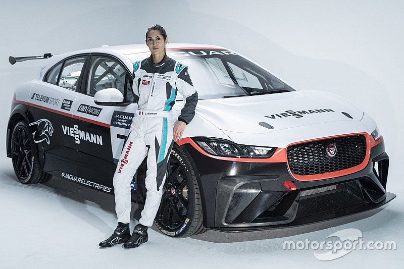 Három női versenyző a Jaguar I-PACE eTROPHY mezőnyében