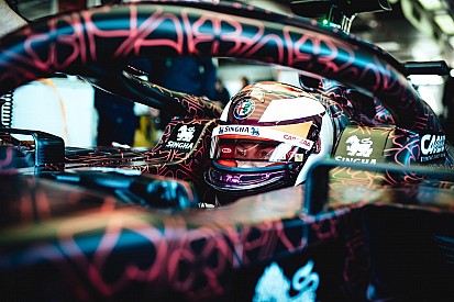 Räikkönen új sisakja az „álcázott” Alfa Romeo volánja mögött