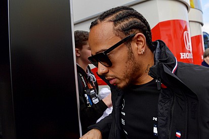Videón, ahogy Hamilton elzongorázza a Queen legendás számát: "Soha ne adjátok fel az álmaitokat"