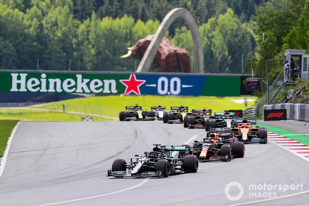Lewis Hamilton, Mercedes F1 W11 EQ Performance, devant Max Verstappen, Red Bull Racing RB16, Carlos Sainz Jr., McLaren MCL35, Valtteri Bottas, Mercedes F1 W11 EQ Performance, et Alex Albon, Red Bull Racing RB16