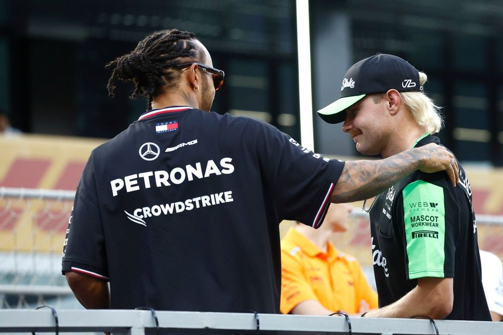 Lewis Hamilton, Mercedes-AMG F1 Team, talks to Valtteri Bottas, Stake F1 Team Kick Sauber,