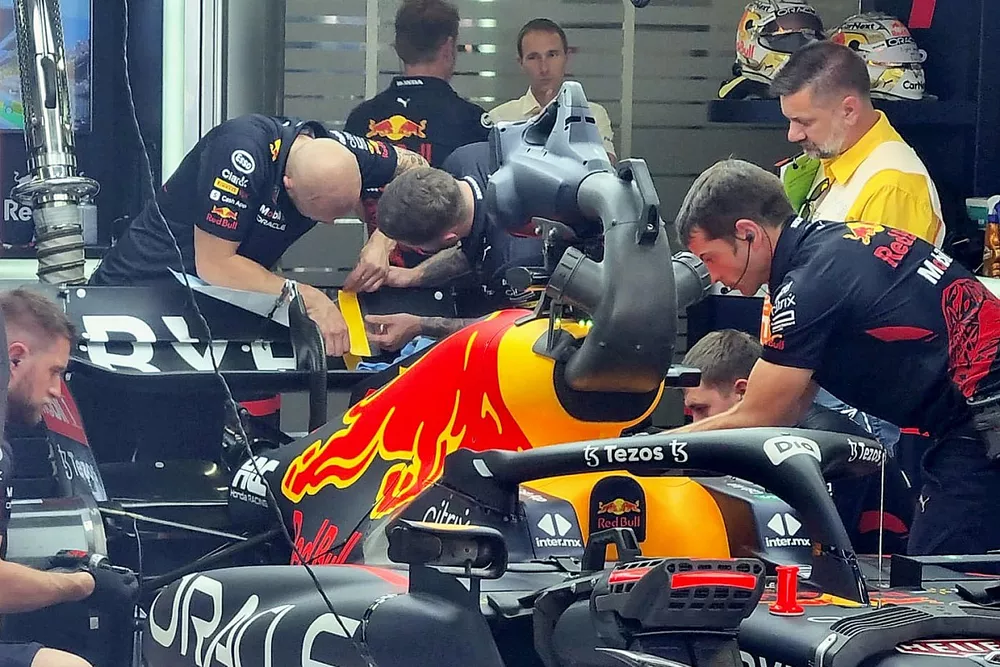Los mec&aacute;nicos trabajan en el DRS de Max Verstappen, Red Bull RB18