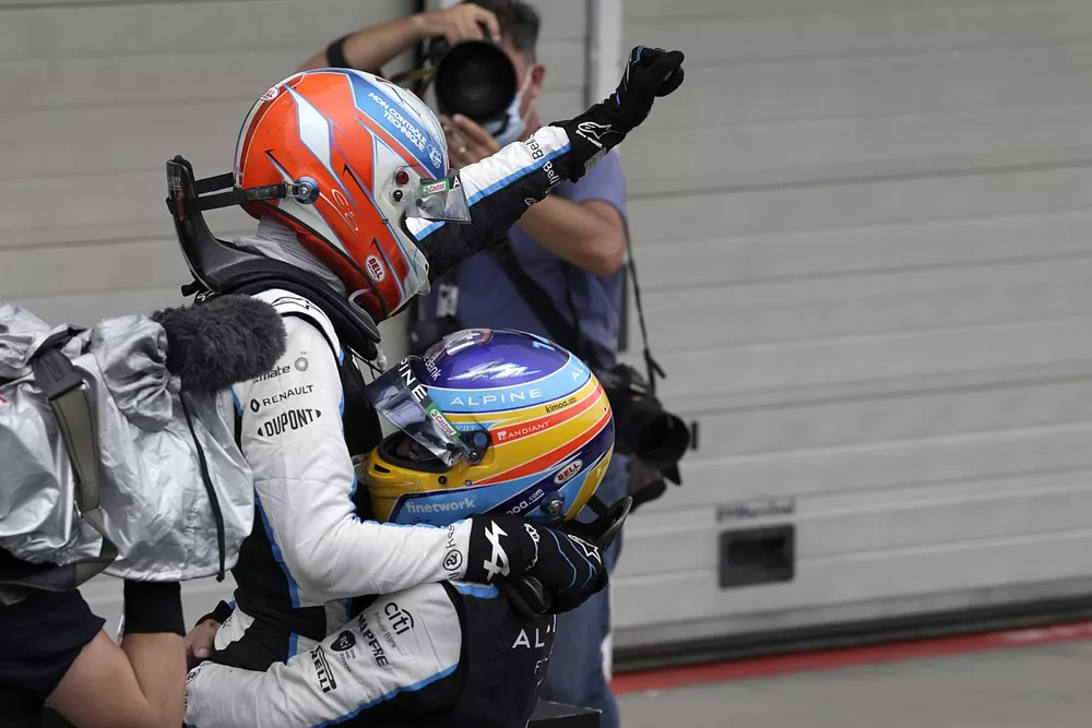 Fernando Alonso, Alpine F1, celebra con Esteban Ocon, Alpine F1, la 1&ordf; posici&oacute;n, en el Parc Ferme