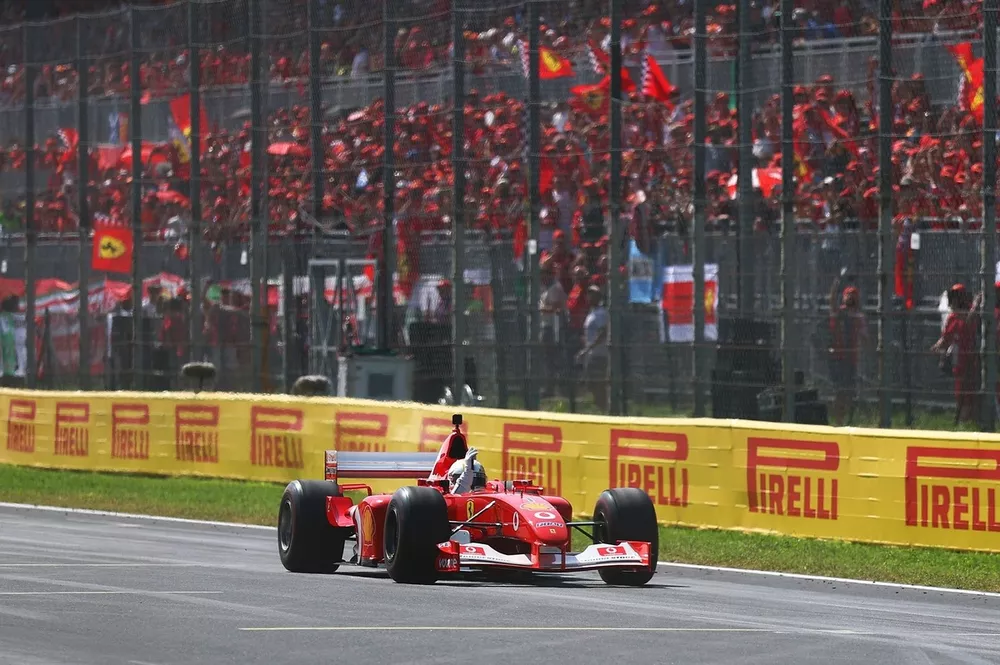 Sebastian Vettel rijdt in een historische Ferrari 