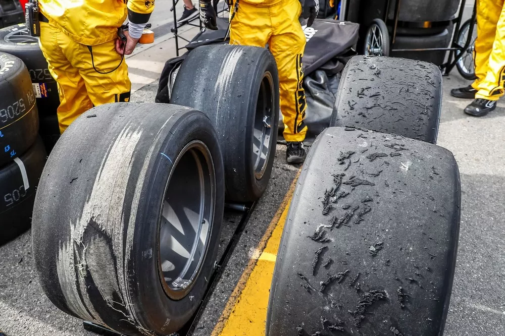 Neum&aacute;ticos Goodyear con desgaste despu&eacute;s de varias vueltas