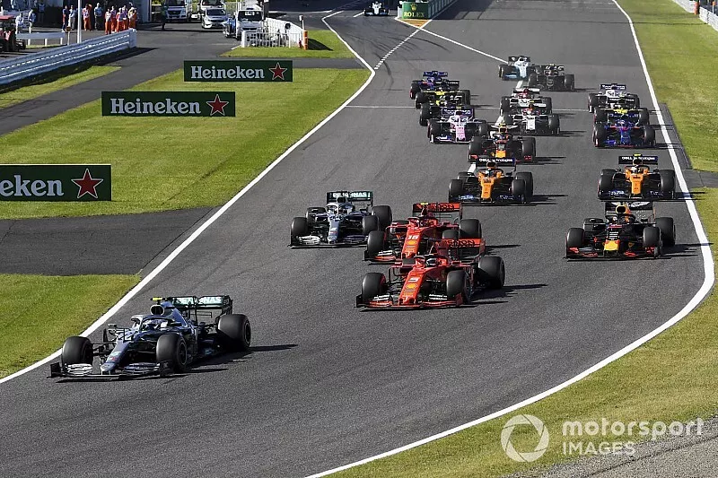 Valtteri Bottas, Mercedes AMG W10 devant Sebastian Vettel, Ferrari SF90 Charles Leclerc, Ferrari SF90, Lewis Hamilton, Mercedes AMG F1 W10 et Max Verstappen, Red Bull Racing RB15 au d&eacute;part