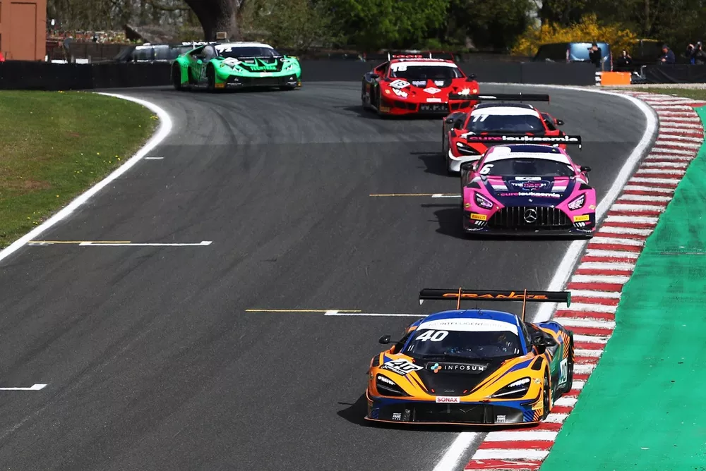 #40 Fox Motorsport McLaren 720S GT3: Nick Halstead, Jamie Stanley