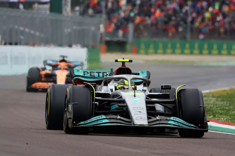 Lewis Hamilton, Mercedes W13, Daniel Ricciardo, McLaren MCL36