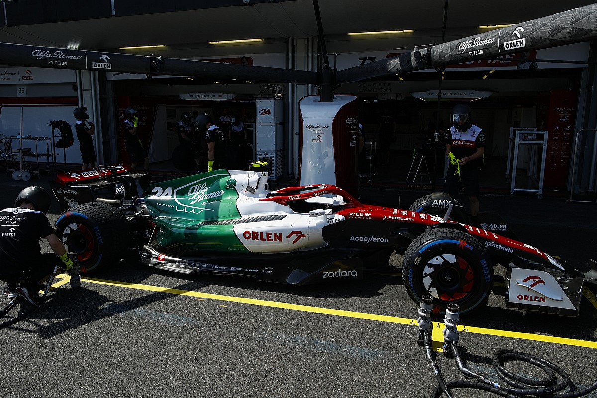 Alfa Romeo Racing F1 チームジャンパー　激レア Alfa Romeo Racing F1 チームジャンパー 激レア 安く 買う
