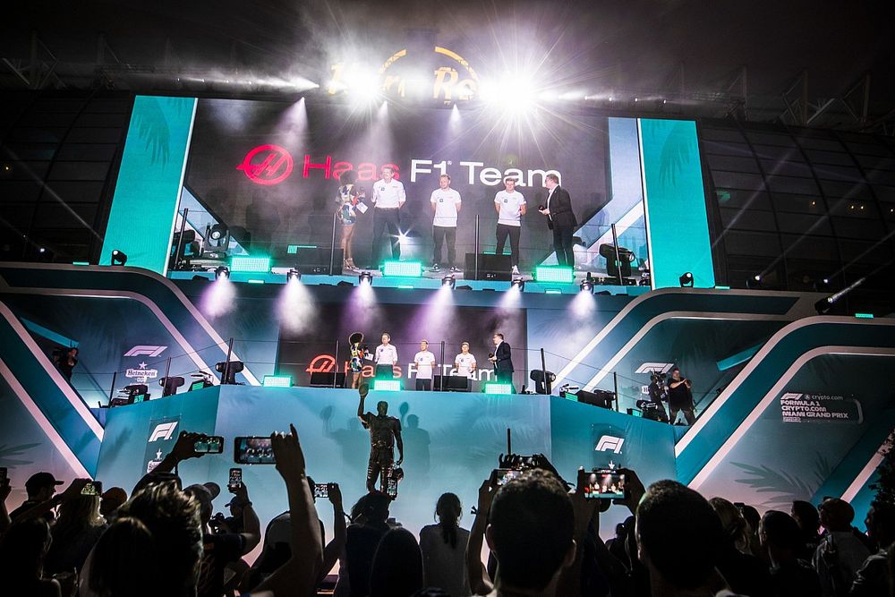 Guenther Steiner, director del equipo Haas F1, Mick Schumacher, del equipo Haas F1 y Kevin Magnussen, del equipo Haas F1, son entrevistados en el escenario por Naomi Schiff, de Sky TV, en la fiesta de inauguraci&oacute;n de Miami