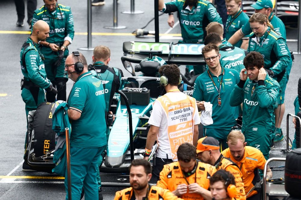Mec&aacute;nicos con el coche de Lance Stroll, Aston Martin AMR24