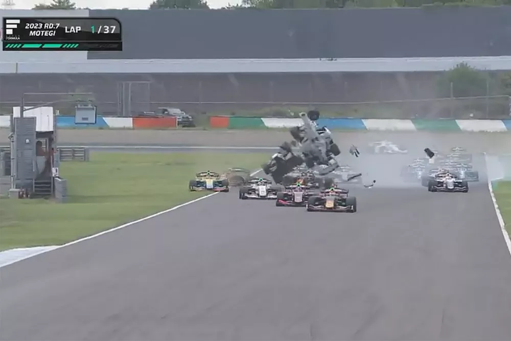 スタート直後のクラッシュ09