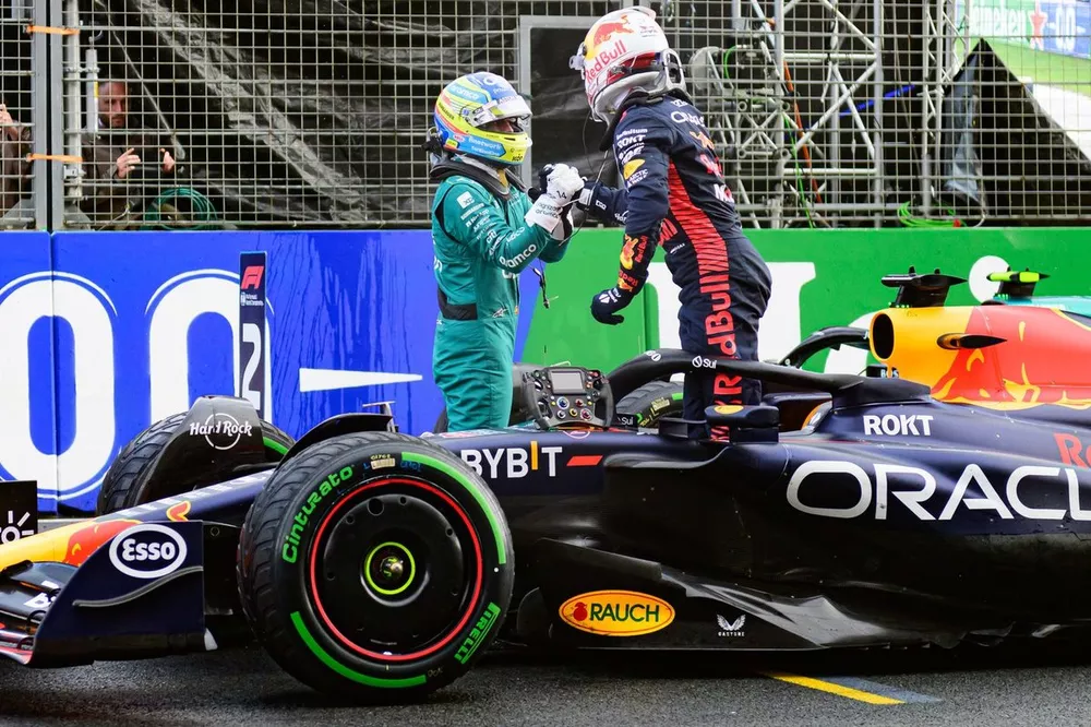Fernando Alonso, Aston Martin F1 Team congratulates Max Verstappen, Red Bull Racing RB19