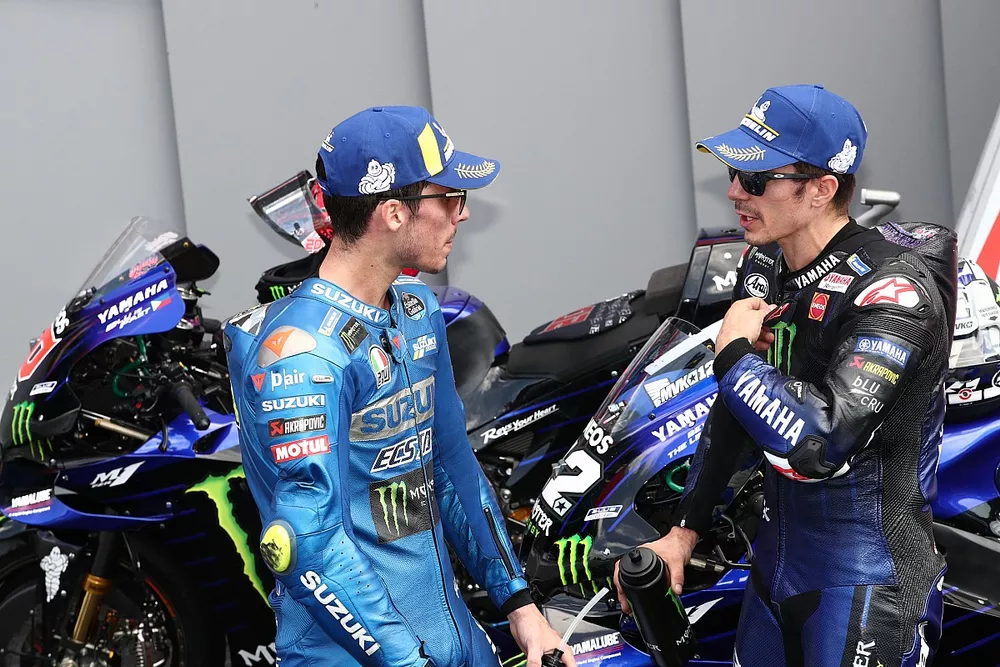 Segundo lugar Maverick Viñales, Yamaha Factory Racing, tercer lugar Joan Mir, Team Suzuki MotoGP