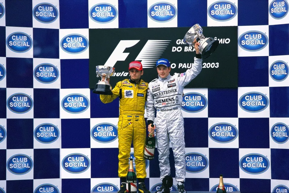 Podio: il vincitore della gara Kimi Raikk&ouml;nen, McLarenn, Giancarlo Fisichella, Jordan