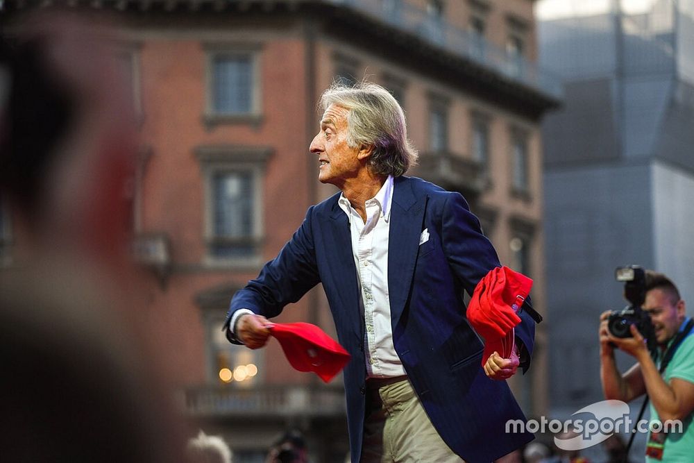 Luca di Montezemolo lancia i cappelli al pubblico