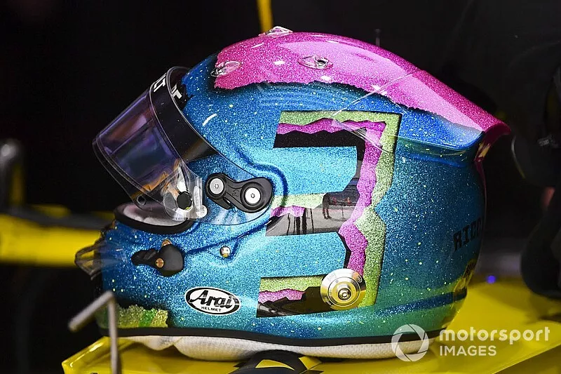 El casco de Daniel Ricciardo, Renault F1 Team R.S.19 