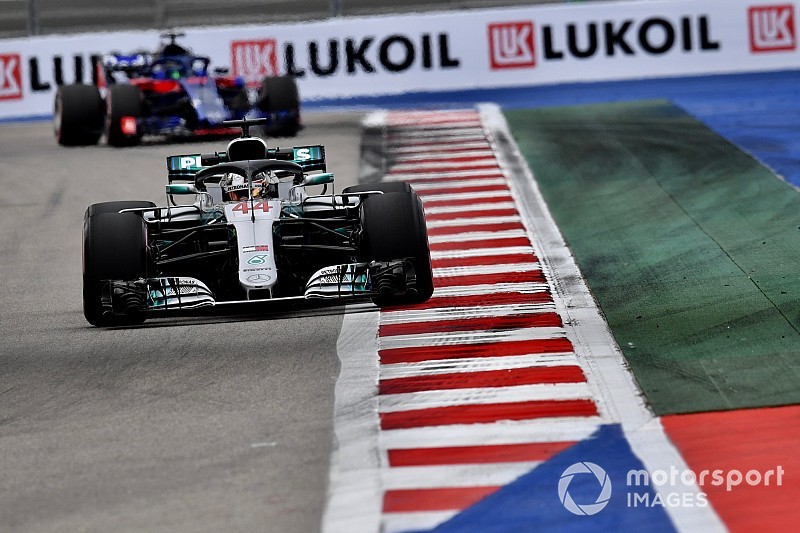 Hamilton snelste in derde training Rusland, Verstappen naar vijfde tijd