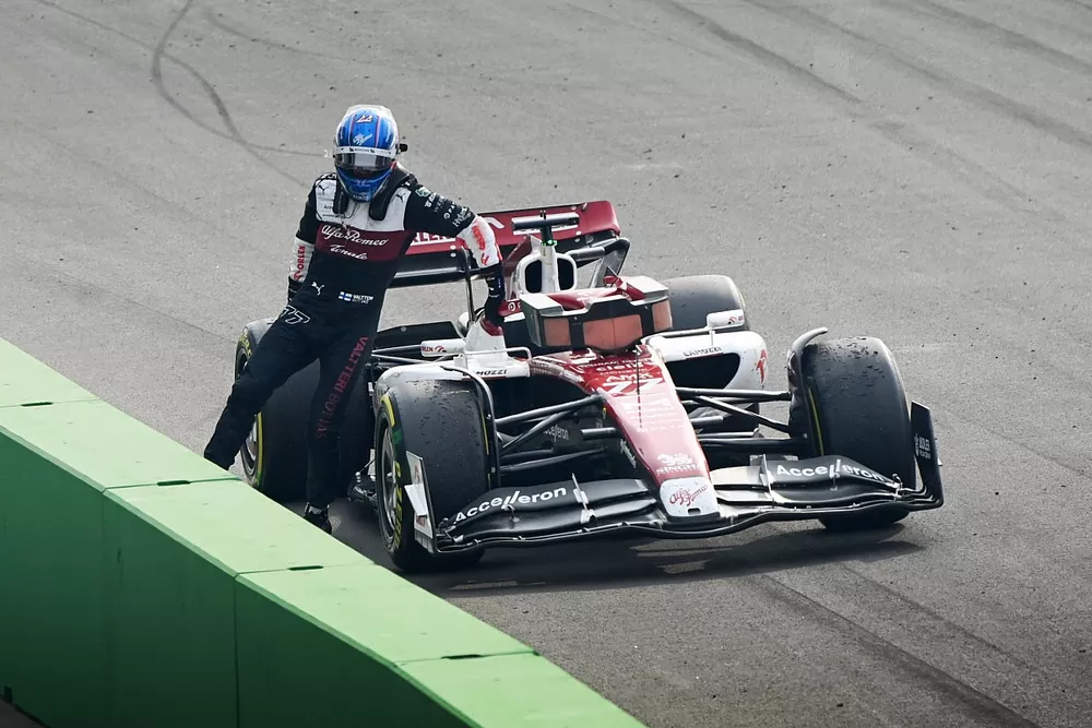 Valtteri Bottas, Alfa Romeo C42, retires from the race