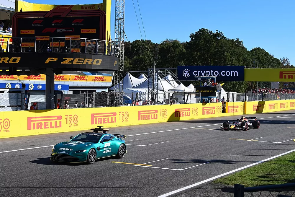 The Safety Car Max Verstappen, Red Bull Racing RB18, 1st position, across the line for victory