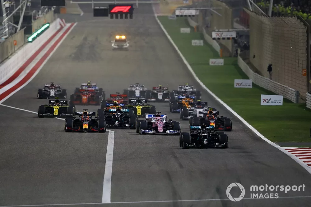 Lewis Hamilton, Mercedes F1 W11, Alex Albon, Red Bull Racing RB16, Sergio Perez, Racing Point RP20, Max Verstappen, Red Bull Racing RB16, Valtteri Bottas, Mercedes F1 W11, and the rest of the field at the restart