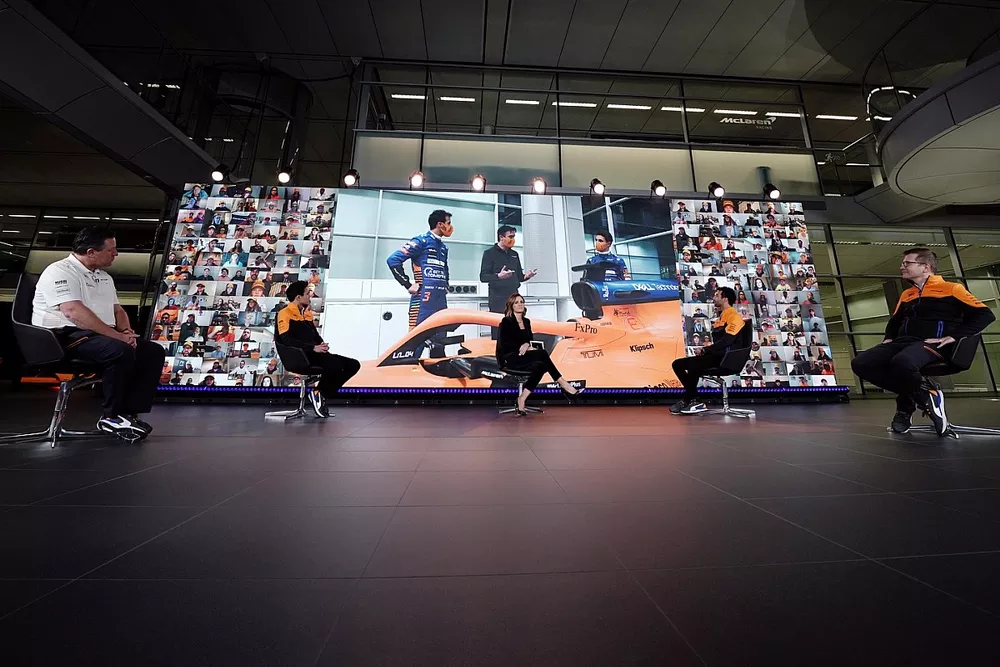 Zak Brown, CEO  McLaren Racing, Lando Norris, Natalie Pinkham, Daniel Ricciardo en Andreas Seidl, Team Principal, McLaren F1