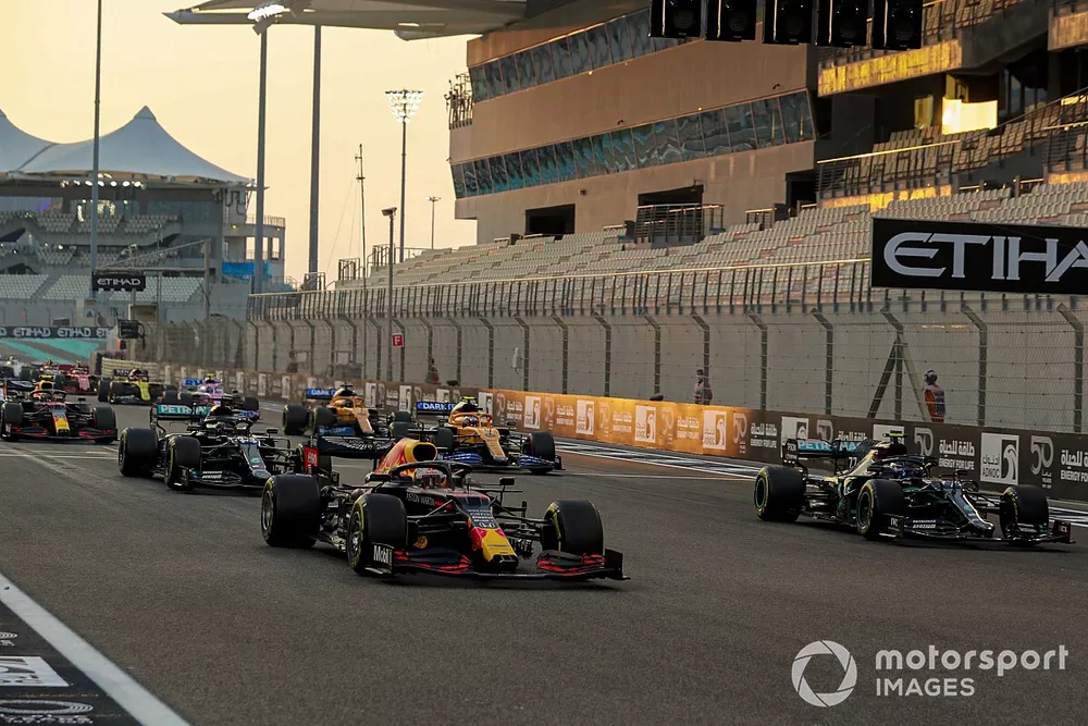 Max Verstappen, Red Bull Racing RB16, Valtteri Bottas, Mercedes F1 W11, Lewis Hamilton, Mercedes F1 W11, Lando Norris, McLaren MCL35, Alex Albon, Red Bull Racing RB16, and the rest of the field away at the start