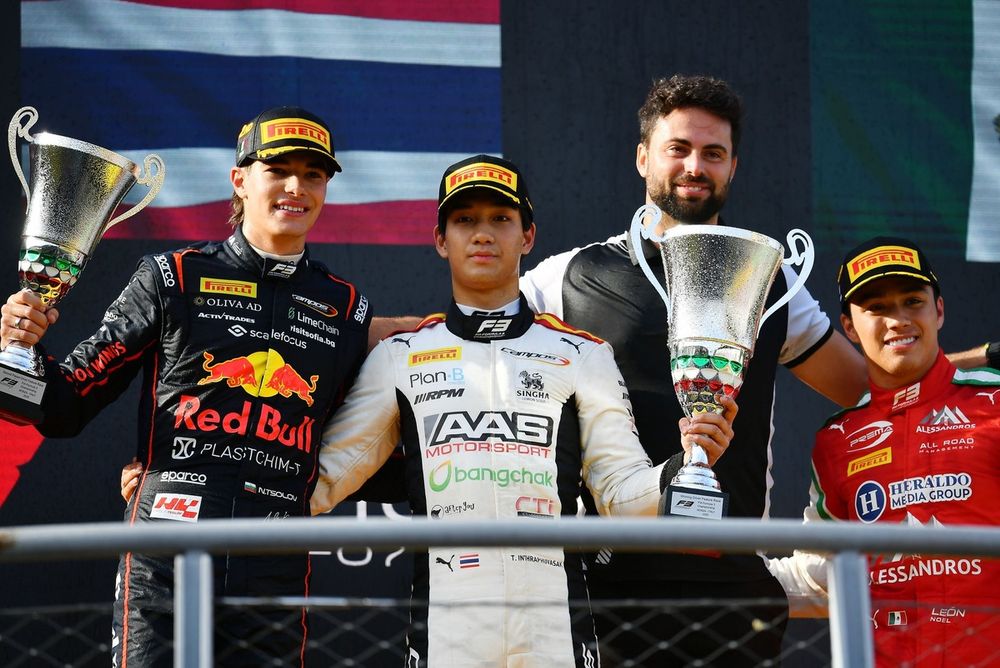 Podio: el ganador Tasanapol Inthraphuvasak, Campos Racing, segundo Nikola Tsolov, Campos Racing, terceor Noel Le&oacute;n, PREMA Racing, y Adri&aacute;n Campos Jr, director de Campos Racing