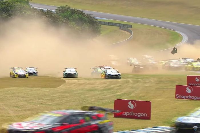 VÍDEO: Após largada caótica no Velocitta, Leist vence corrida sprint da oitava etapa da Stock Car 2025