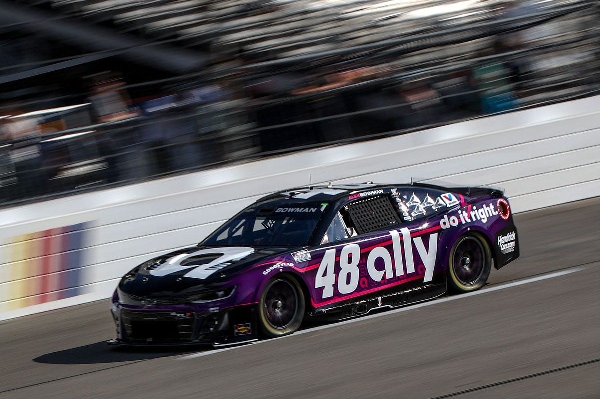 Alex Bowman frustrated with SVG, Jesse Love for 'no favors' at Richmond