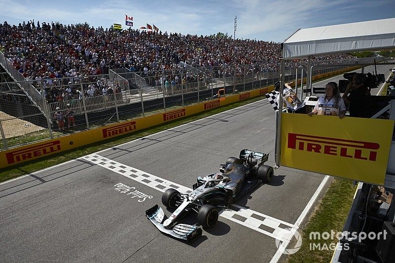 Lewis Hamilton, Mercedes AMG F1 W10, recibe la bandera a cuadros