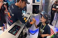 VIDEO: Checo P&eacute;rez recibe en su pit a ni&ntilde;o que llor&oacute; al verlo chocar