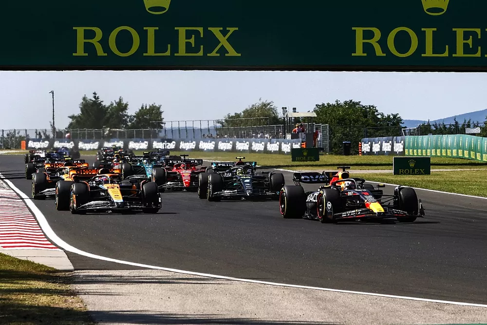 Max Verstappen, Red Bull Racing RB19, Oscar Piastri, McLaren MCL60, Lando Norris, McLaren MCL60, Lewis Hamilton, Mercedes F1 W14, Charles Leclerc, Ferrari SF-23, the rest of the field